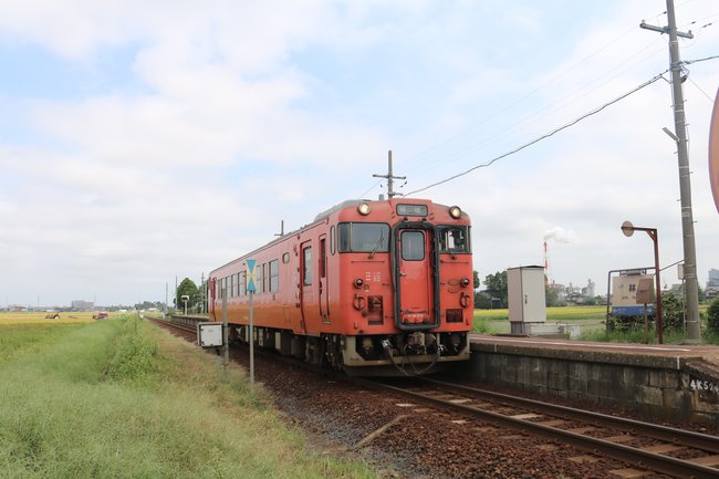 林駅に到着したＪＲ城端線の車両。時間帯によって車両編成も異なる＝富山県高岡市東藤平蔵