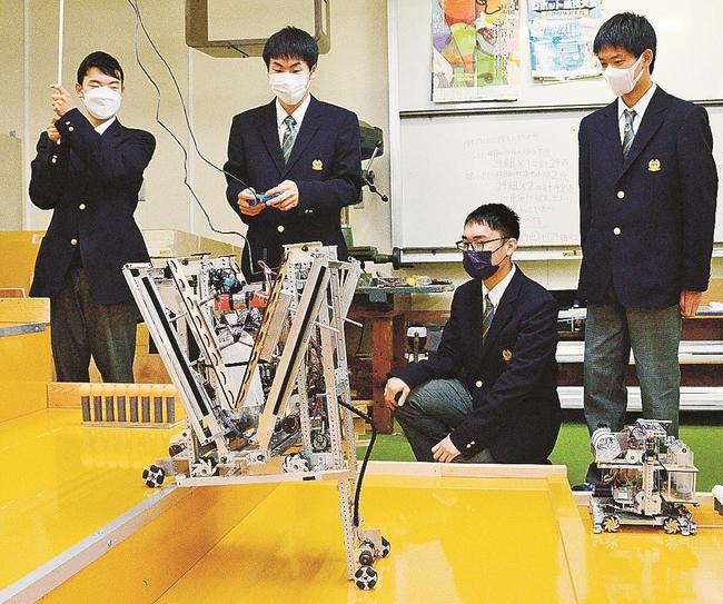 制作したロボットを操作する部員たち＝松江市古志原、松江工業高校