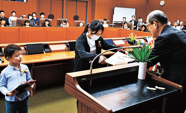 賞状を受け取る重政美椰子さん(中央)。左は井上桜月さん=鳥取市尚徳町、とりぎん文化会館