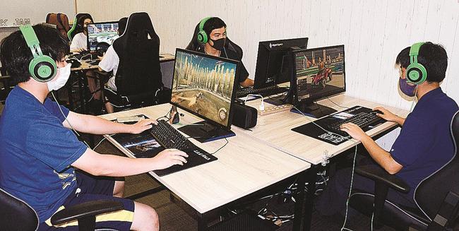 ゲームの練習に黙々と打ち込む部員たち＝松江市大庭町、立正大淞南高校