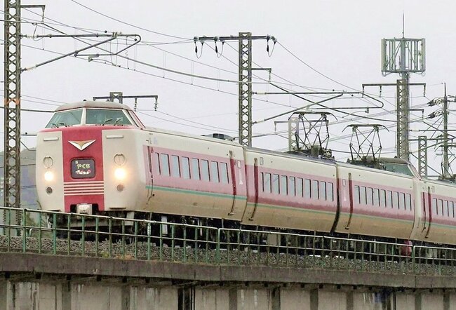 白い車体を赤いラインが彩る３８１系「ゆったりやくも」＝米子市吉岡
