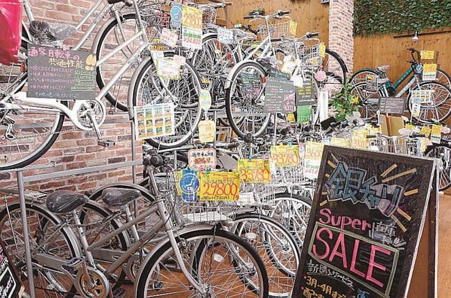 売り場の目立つ場所にある銀チャリコーナー。松江では定番だ＝松江市学園２丁目、サイクルセンターヨネザワ松江店