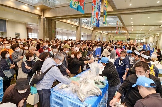４年ぶりの「境港水産まつり」で、鮮魚など買い求める来場者でにぎわう会場（昨年の様子）