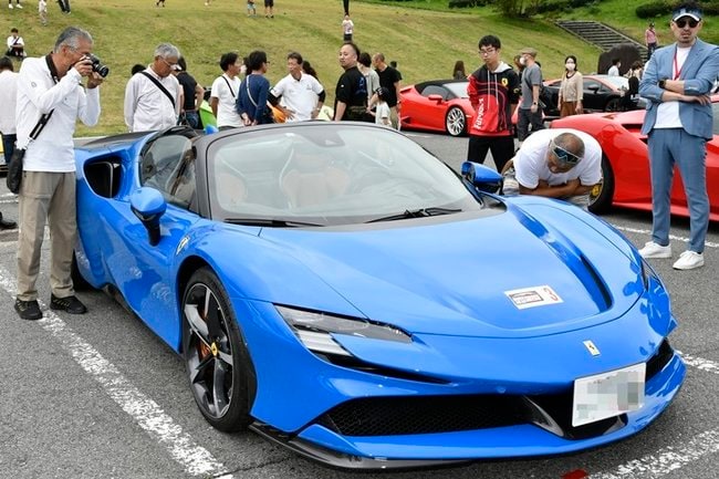 高級スポーツカーを観賞する来場者＝鳥取県大山町大山、大山第４駐車場