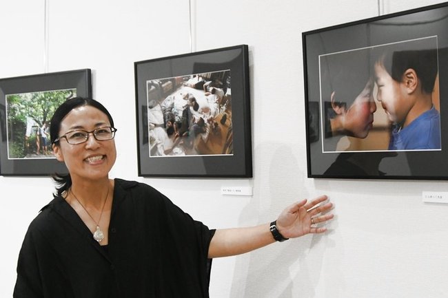 作品を紹介するなかにしみづほさん＝安来市安来町、和鋼博物館市民ギャラリー