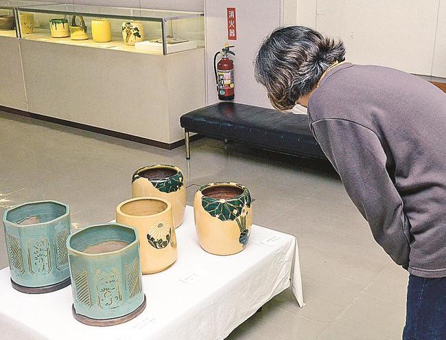 布志名焼の特徴を生かした火鉢などが並ぶ会場＝松江市玉湯町玉造、出雲玉作資料館