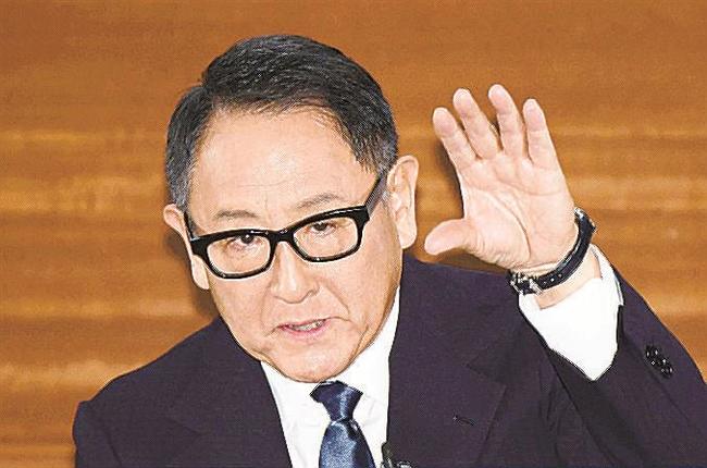 記者会見して相次ぐ不正を謝罪し、改革を誓うトヨタ自動車の豊田章男会長＝１月３０日、名古屋市