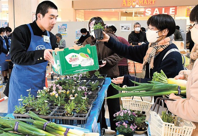 作品展示即売会で、接客する出雲養護学校の生徒=出雲市大塚町、ゆめタウン出雲