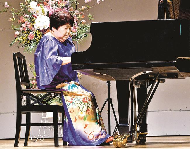 記念コンサートでピアノの美しい旋律を響かせる山藤法子さ＝江津市江津町、市総合市民センター