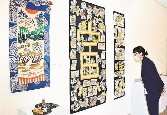 寅にちなんだ絵手紙などが並ぶ会場=浜田市三隅町古市場、石正美術館
