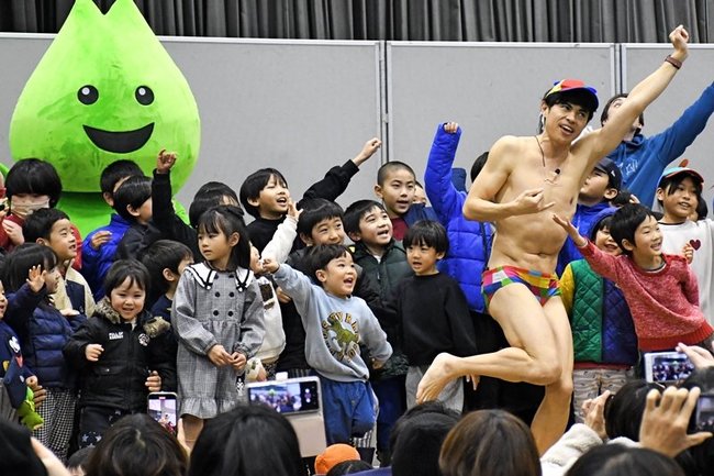 子どもたちと一緒に「おっぱっぴー」を披露する小島よしおさん＝松江市学園南１丁目、くにびきメッセ