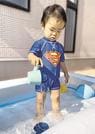 プールで遊ぶ子ども