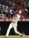 ヤンキース戦の６回、逆転の３０号３ランを放つエンゼルスの大谷翔平選手＝８月３１日、アナハイム