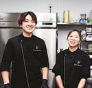 ジャパン・ケーキショー東京で同時入賞した小畠遥さん（右）と堀井勉さん＝出雲市渡橋町、グランシェノン