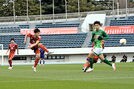  【２回戦・大社ー青森山田】前半、ミドルシュートを放つ大社のＤＦ大野寛人（左から２人目）＝駒沢陸上競技場 