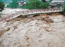 一部が崩落した高山橋（鳥取県提供）＝１５日午後６時１０分、鳥取市佐治町高山