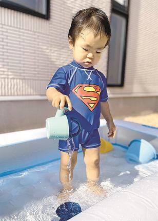 プールで遊ぶ子ども