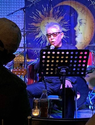 ４月３０日にあったＣＤの先行販売会で自作ブルースを披露する松本裕樹さん＝益田市遠田町、サンムーンホール
