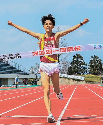 ３時間１６分３５秒で８大会ぶり３度目の優勝を果たした米子松蔭高のアンカー大櫃琉生＝松江市上乃木１０丁目、市営陸上競技場