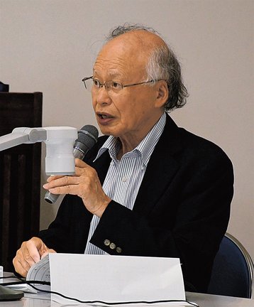 小泉八雲と妻のセツについて解説する宍道正年さん＝松江市西川津町、ＪＡしまねくにびき地区本部営農総合センター