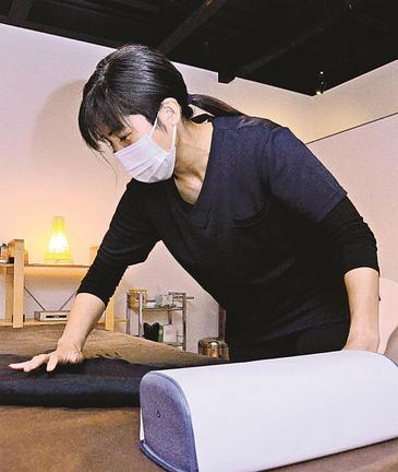 マッサージに向けて準備を進める錦織恵子さん＝松江市津田町