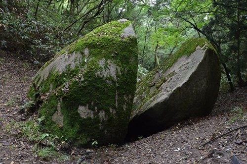「鬼滅の刃」の名シーンにそっくりと話題の「天馬山の割石」