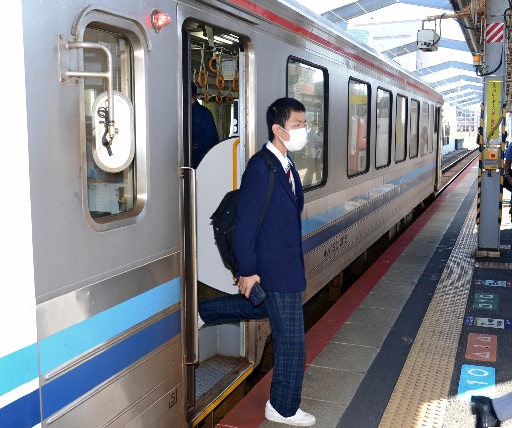 運休区間を通りＪＲ出雲市駅に到着した列車から降りる乗客＝２日午前８時５４分、出雲市駅北町