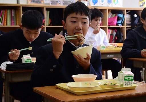ノドグロの塩焼きを味わう生徒＝浜田市下府町、浜田東中学校