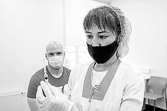 モスクワでワクチン接種を行う医療スタッフ＝７月５日（タス＝共同）