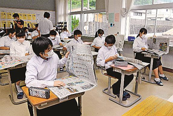新聞をめくる生徒＝２０２２年５月、島根県津和野町町田、津和野中学校