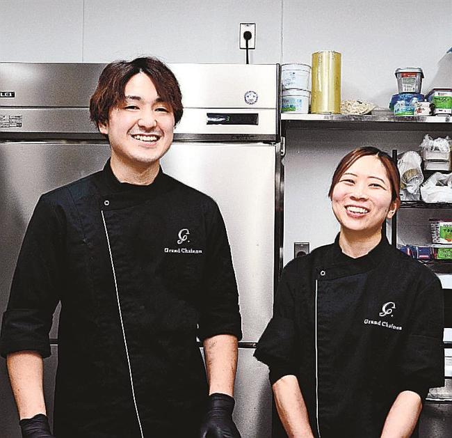 ジャパン・ケーキショー東京で同時入賞した小畠遥さん（右）と堀井勉さん＝出雲市渡橋町、グランシェノン