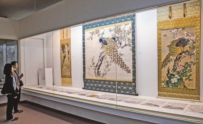 緻密な筆遣いが目を引く堀江友聲の作品などが並ぶ会場＝島根県奥出雲町上阿井、可部屋集成館