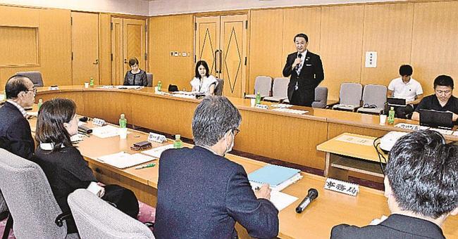 投票率の低下などの解決策を探る研究会の初会合であいさつする平井伸治知事＝鳥取市東町１丁目、鳥取県庁
