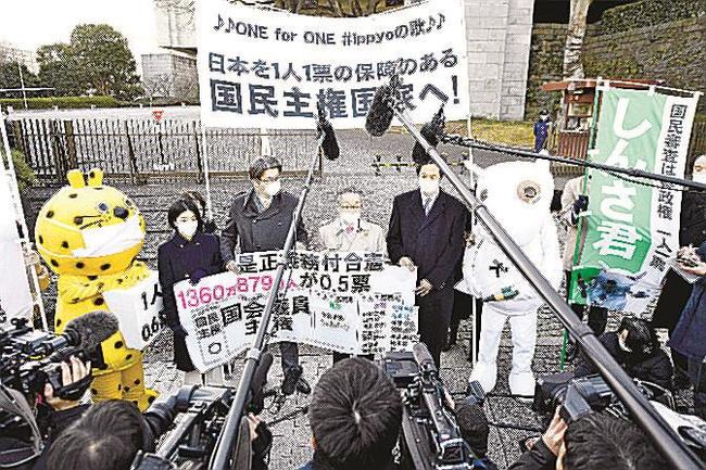 「１票の格差」訴訟の最高裁判決を受け、合憲の結果を伝える原告側弁護士グループ。中央は升永英俊弁護士＝２５日午後、東京都千代田区