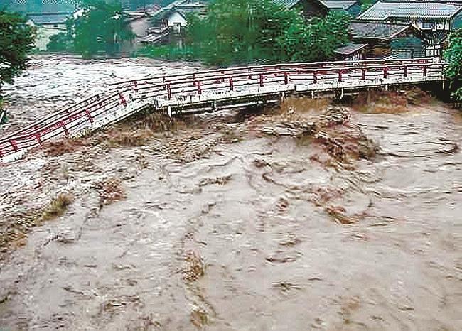 一部が崩落した高山橋（鳥取県提供）＝１５日午後６時１０分、鳥取市佐治町高山