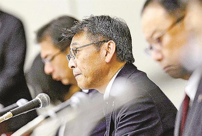 記者会見する損害保険ジャパンの白川儀一社長（中央）ら＝８日、東京都新宿区