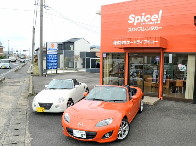「ロードスター」「コペン」をそろえ、レンタカー事業を始めたオートライフビュー斐川店＝出雲市斐川町直江