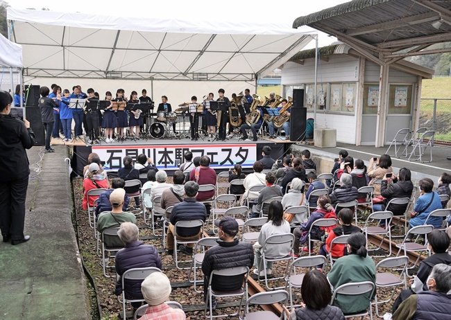 旧ＪＲ三江線石見川本駅構内の特設ステージで演奏する川本中学校吹奏楽部員ら＝島根県川本町川本