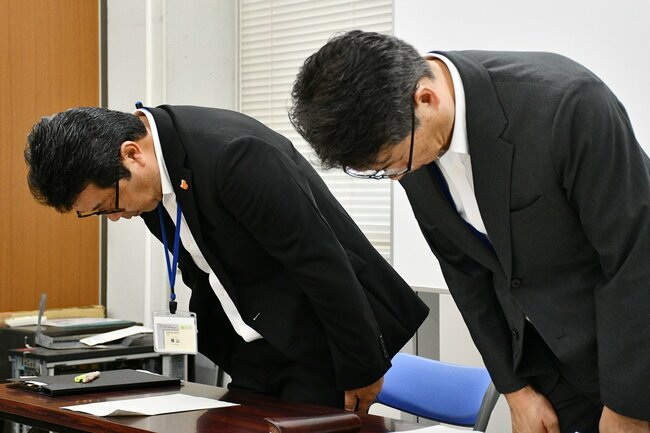 教員の不祥事を受け、頭を下げる鳥取県教育委員会の横山順一次長（左）ら＝鳥取市東町１丁目、県庁