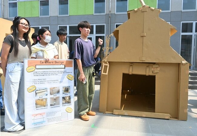 考案した避難所シェルターの発表をする学生ら＝松江市西生馬町、松江工業高等専門学校