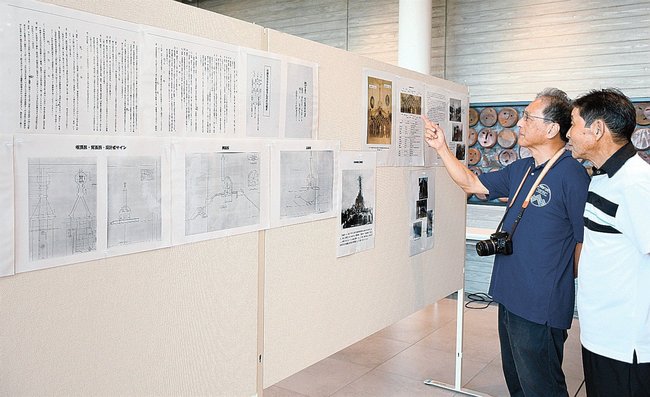 慰霊塔の仕様書などに見入る市民=境港市上道町、市民交流センター