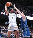 【第２２戦・島根－長崎】厳しいマークを受けながらシュートを放つ島根のコティ・クラーク（左）＝ハピネスアリーナ