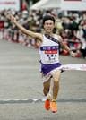 ９年ぶり４度目の優勝を果たした駒大アンカーの鈴木芽吹＝出雲ドーム前