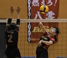 【Ｈゾーン決勝・八雲－生馬】第１セット、八雲の佐野実玲（右）がブロックをかわしてスパイクを決め、８－４とする＝松江市総合体育館