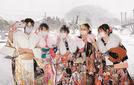 雪を背景に記念撮影する新成人たち＝雲南市三刀屋町古城、アスパル