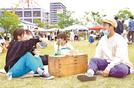 「サンデーマーケット　チーボ」で思い思いの時間を過ごす来場者＝出雲市今市町、出雲だんだん広場