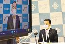 清水希茂社長（左）から島根原発２号機の再稼働に向けた事前了解を求められる丸山達也知事＝松江市殿町、島根県庁