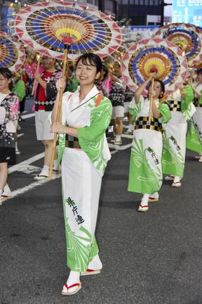 「鳥取しゃんしゃん祭」の一斉傘踊りで、色鮮やかな傘を手に舞を披露する参加者＝１４日夕、鳥取市