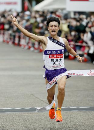 ９年ぶり４度目の優勝を果たした駒大アンカーの鈴木芽吹＝出雲ドーム前
