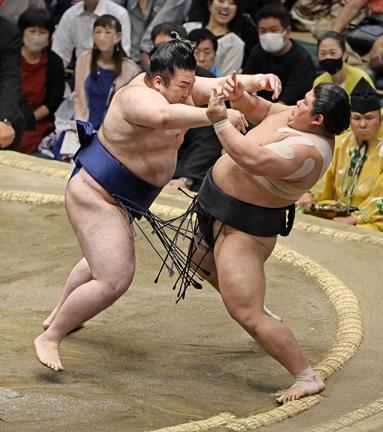十両優勝決定戦で豪ノ山（左）の攻めを懸命にしのぐ落合＝２８日、両国国技館